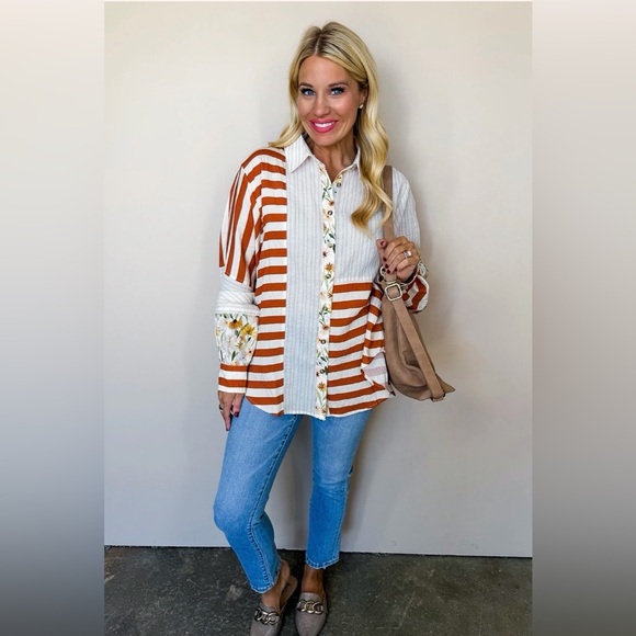 BUTTON ME FLORAL TOP - Picture 2 of 4